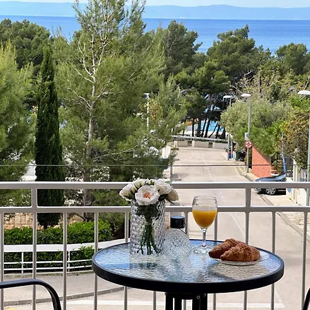 Apartment Spacious Family Near The Makarska