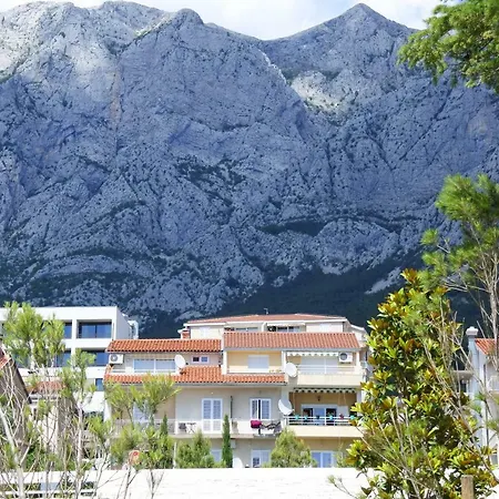 Apartment Spacious Family Near The Makarska